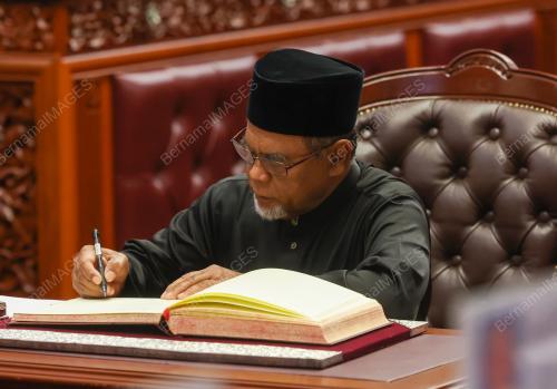 ANGKAT SUMPAH AHLI DEWAN NEGARA
