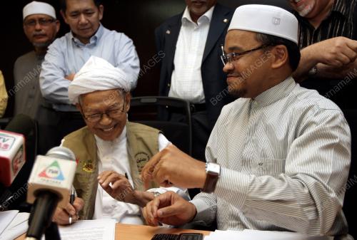 NIK ABDUL AZIZ NIK MAT