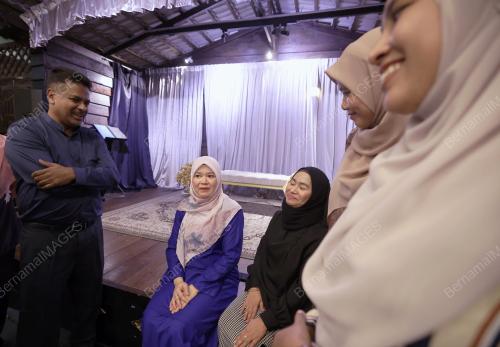 FADHLINA SIDEK