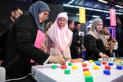 DATUK SERI DR WAN AZIZAH WAN ISMAIL