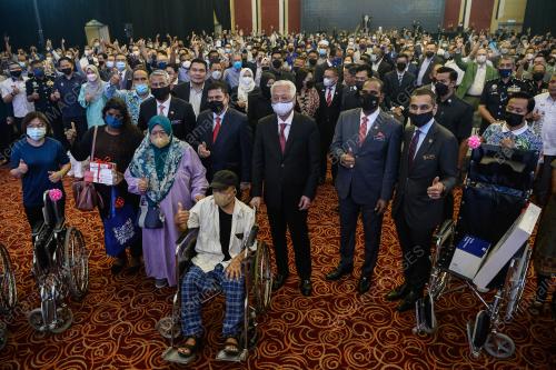 DATUK SERI ISMAIL SABRI YAAKOB