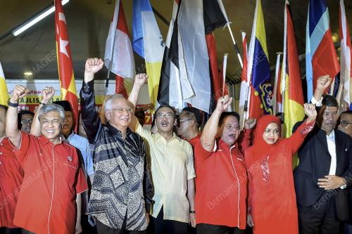 KL48_26042017_PENYERAHAN_BENDERA