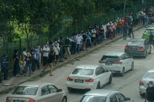 WARGA ASING MENDAPATKAN VAKSIN