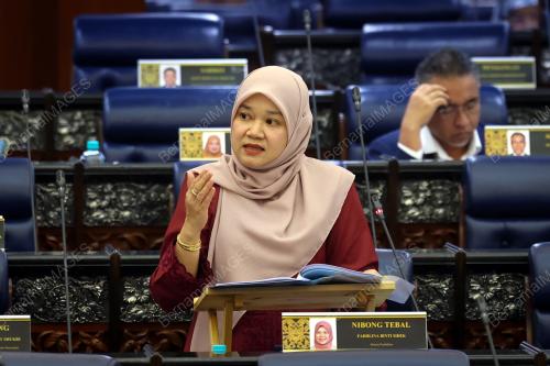 FADHLINA SIDEK