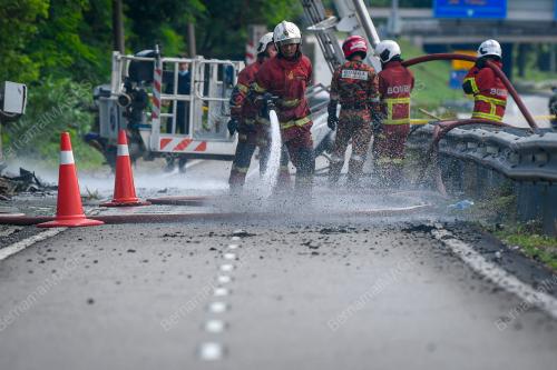 PAPAN IKLAN GERGASI TERBAKAR