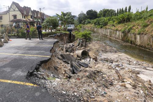 TANAH RUNTUH PANDAN INDAH