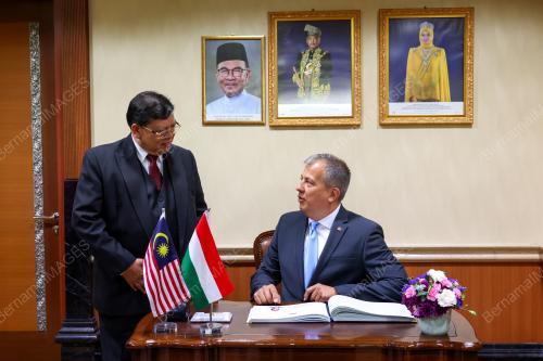 TAN SRI JOHARI ABDUL