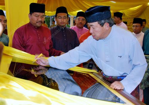 SULTAN SHARAFUDDIN IDRIS SHAH