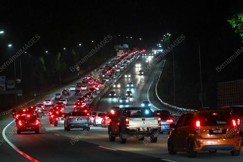 TINJAUN ALIRAN TRAFIK MENUJU PANTAI TIMUR