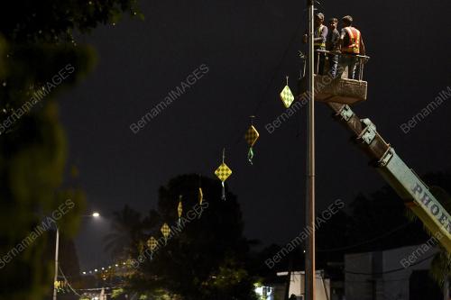 PERHIASAN LAMPU RAYA