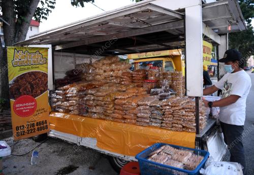 PENIAGA KUIH RAYA