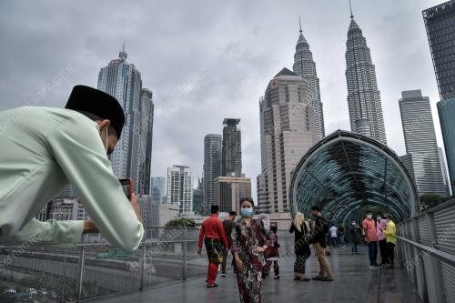 TINJAUAN SUASANA HARI RAYA PERTAMA