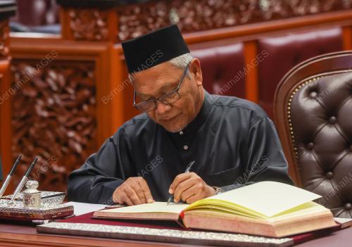 ANGKAT SUMPAH AHLI DEWAN NEGARA