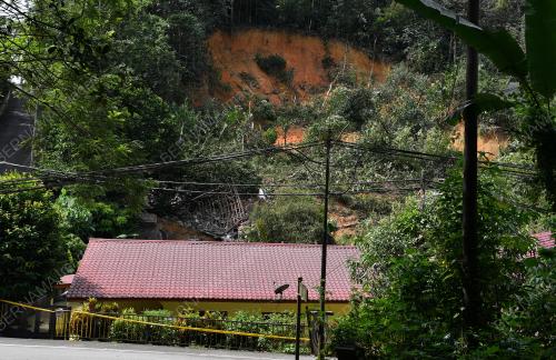 TANAH RUNTUH KAMPUNG SUNGAI PENCHALA