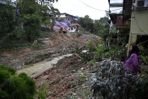 TINJAUAN KEJADIAN TANAH RUNTUH KEMENSAH HEIGHTS