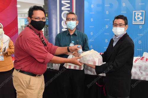 PENYERAHAN TAJAAN MAKANAN DRB-HICOM