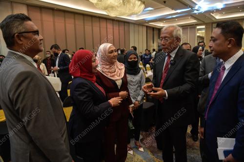 DATUK SERI MAHDZIR KHALID