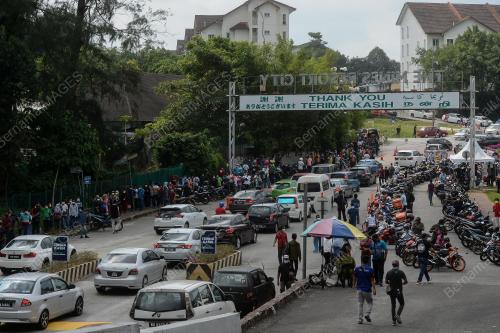 WARGA ASING MENDAPATKAN VAKSIN