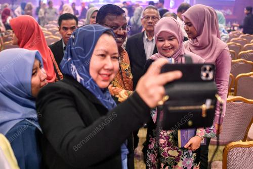 FADLINA SIDEK