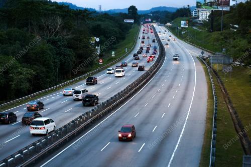 ALIRAN TRAFIK MENGHALA PUSAT BANDAR