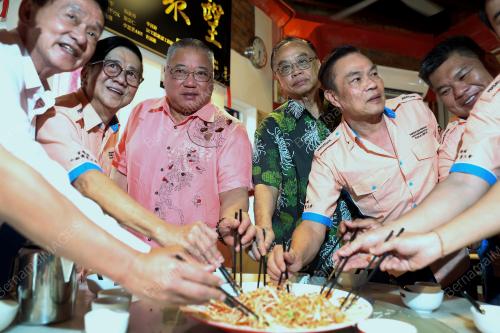 DATUK SERI TIONG KING SING