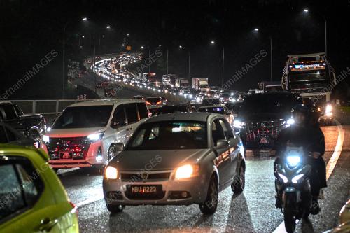 TINJAUN ALIRAN TRAFIK MENUJU PANTAI TIMUR
