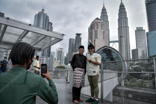 TINJAUAN SUASANA HARI RAYA PERTAMA