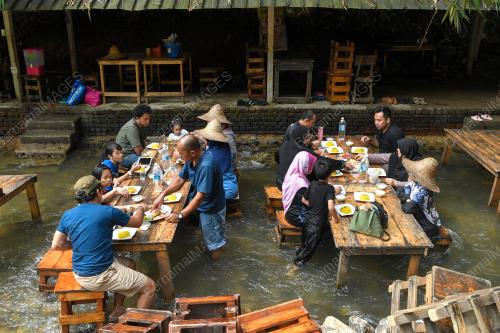CUTI HUJUNG MINGGU