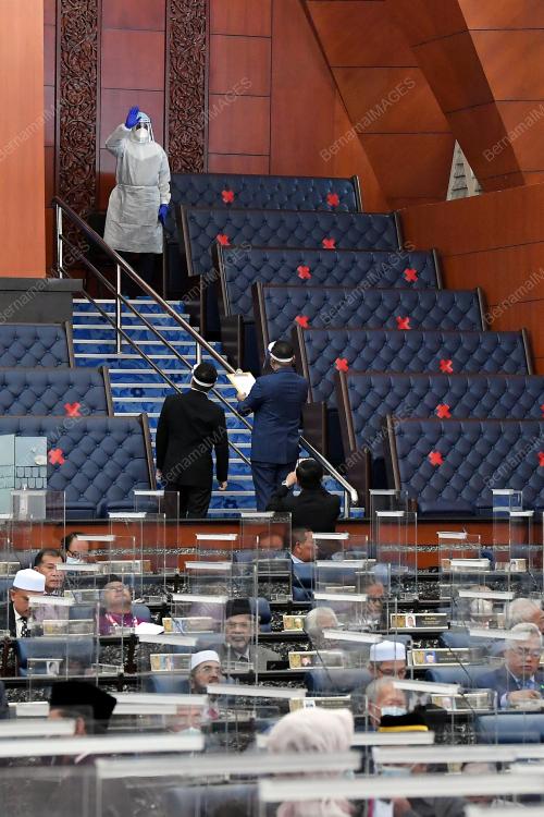 DATUK SERI M SARAVANAN MEMAKAI PPE DI PARLIMEN