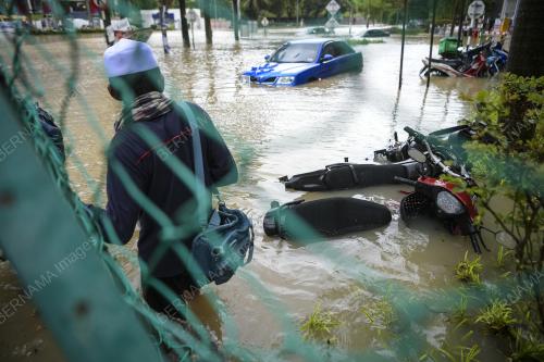 TINJAUAN BANJIR DI LEBUHRAYA PERSEKUTUAN