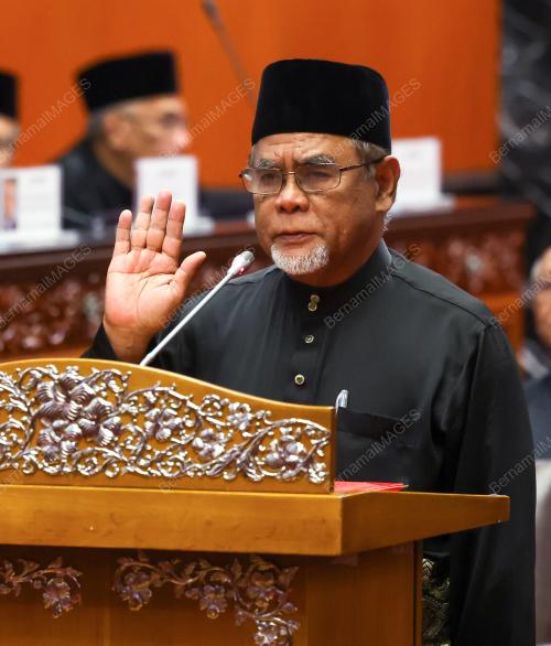 ANGKAT SUMPAH AHLI DEWAN NEGARA