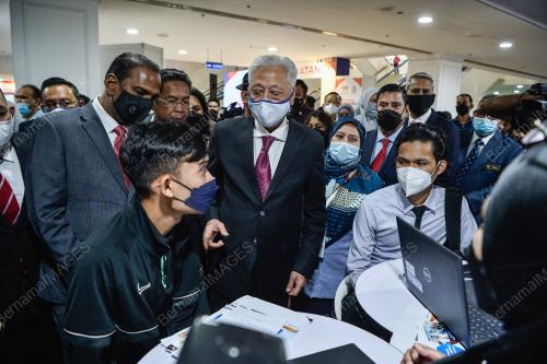 DATUK SERI ISMAIL SABRI YAAKOB