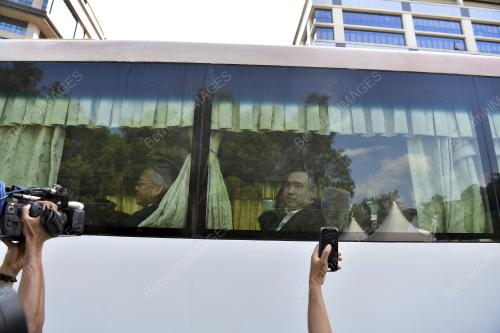 AHLI PARLIMEN KELUAR DARI PERKARANGAN ISTANA
