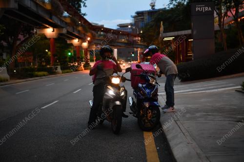 PENGHANTAR MAKANAN BERBUKA PUASA