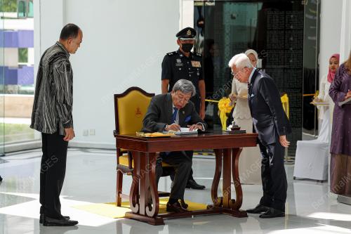 SULTAN SHARAFUDDIN IDRIS SHAH