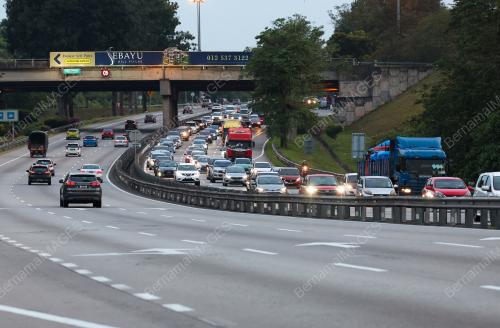 ALIRAN TRAFIK MENGHALA PUSAT BANDAR