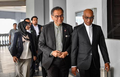 DATUK SERI DR DZULKEFLY AHMAD