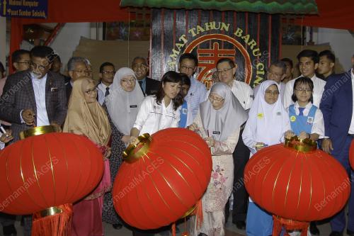 DATUK SERI DR WAN AZIZAH DR WAN ISMAIL