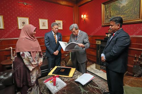 SULTAN SHARAFUDDIN IDRIS SHAH