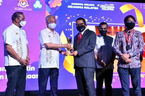 DATUK SERI ISMAIL SABRI YAAKOB