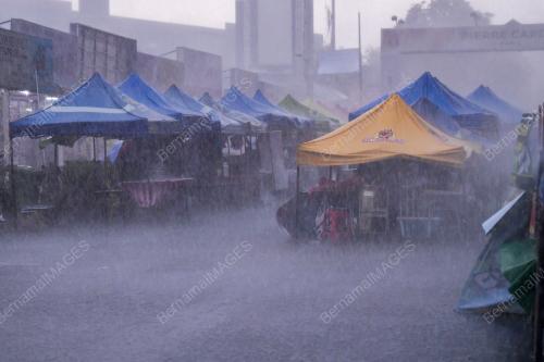 HUJAN LEBAT DI BAZAR RAMADAN KG BARU