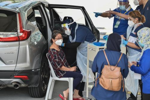 TINJAUAN KE PUSAT PEMBERIAN VAKSIN OKU SECARA PANDU LALU