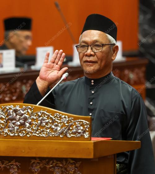 ANGKAT SUMPAH AHLI DEWAN NEGARA