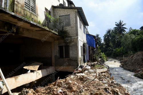 TINJAUAN KEJADIAN TANAH RUNTUH KEMENSAH HEIGHTS