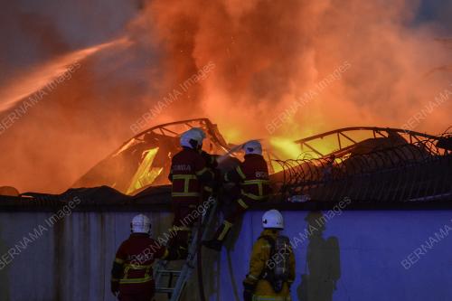 KEBAKARAN SEBUAH KEDAI ALAT GANTI KERETA