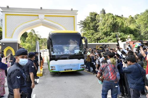 AHLI PARLIMEN KELUAR DARI PERKARANGAN ISTANA