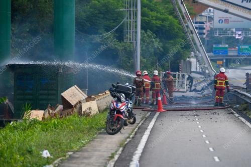 PAPAN IKLAN GERGASI TERBAKAR