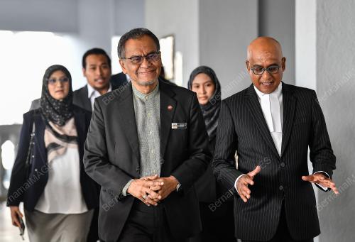 DATUK SERI DR DZULKEFLY AHMAD