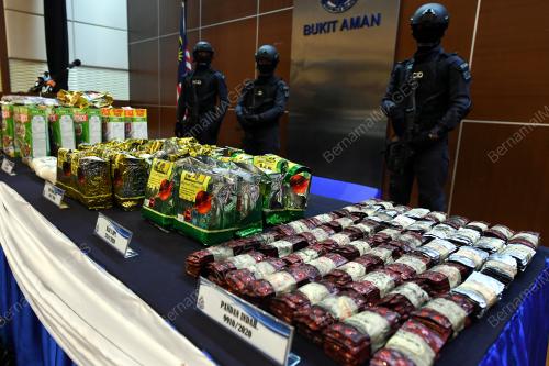 KEJAYAAN MELUMPUHKAN SINDIKET PENGEDARAN DADAH KE SARAWAK