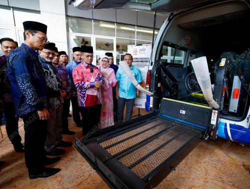 SENATOR DATUK DR MOHD NA'IM MOKHTAR